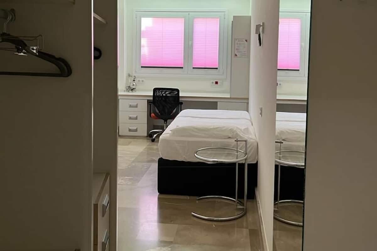 1 habitación, caja de seguridad en la habitación y escritorio