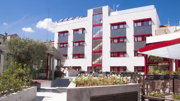 Vista frontal de la propiedad