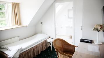 Single Room | Desk, iron/ironing board, cribs/infant beds, rollaway beds