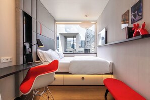 Premium bedding, pillowtop beds, in-room safe, desk - citizenM Paris la Défense (Nanterre)