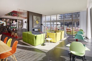 Lobby sitting area - citizenM Paris la Défense (Nanterre)