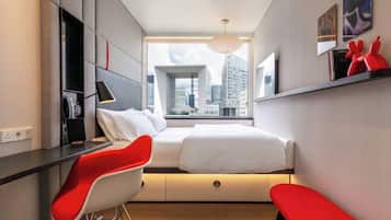 أغطية فراش متميزة وأسرّة بطبقة علوية مريحة وخزنة داخل الغرفة ومكتب