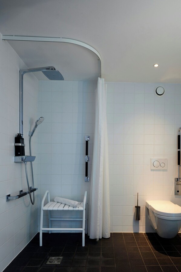 A modern bathroom with a shower, toilet, and a towel rack. - citizenM Paris Gare de Lyon (Paris)
