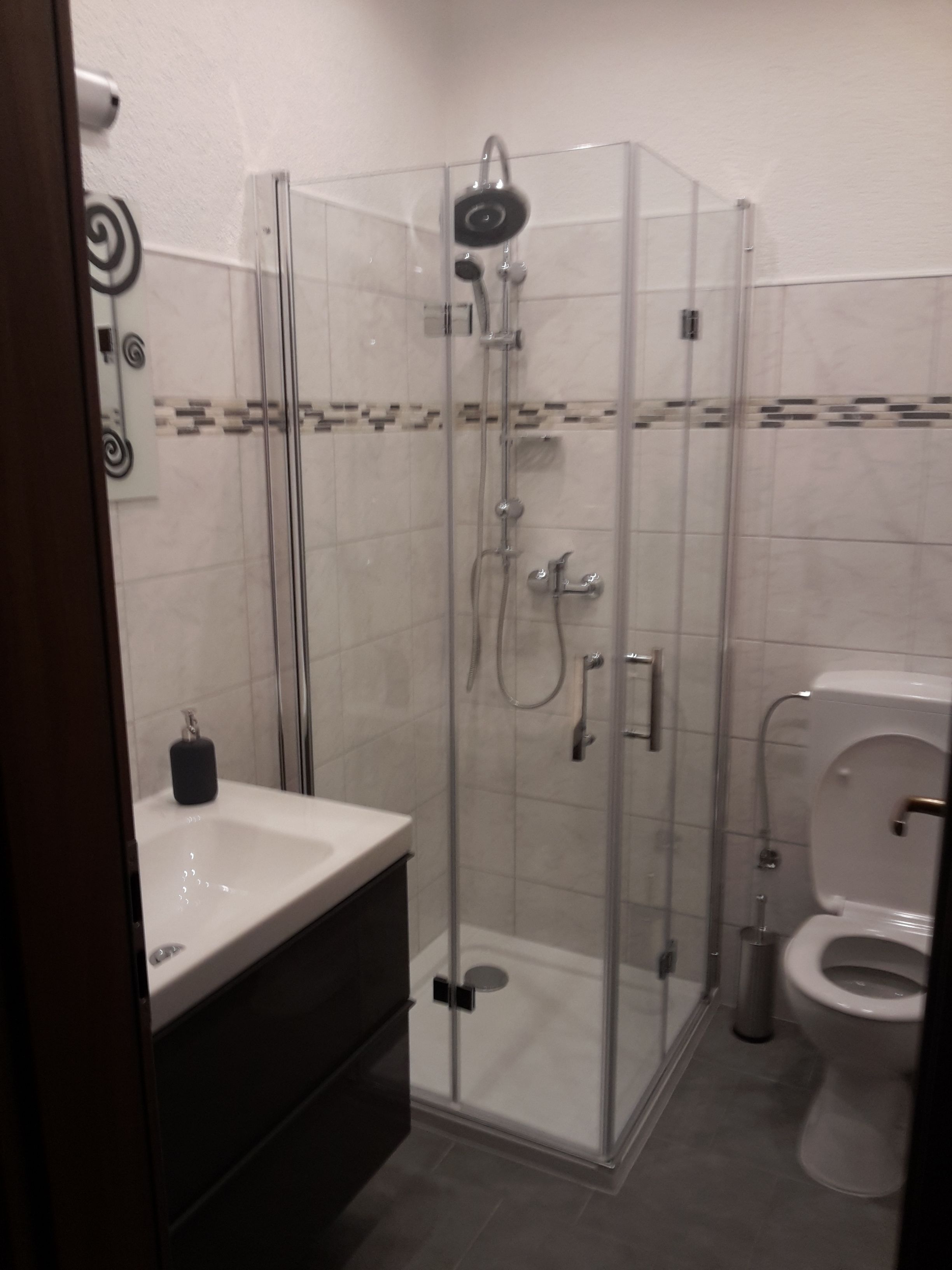 single room | bathroom | shower, towels