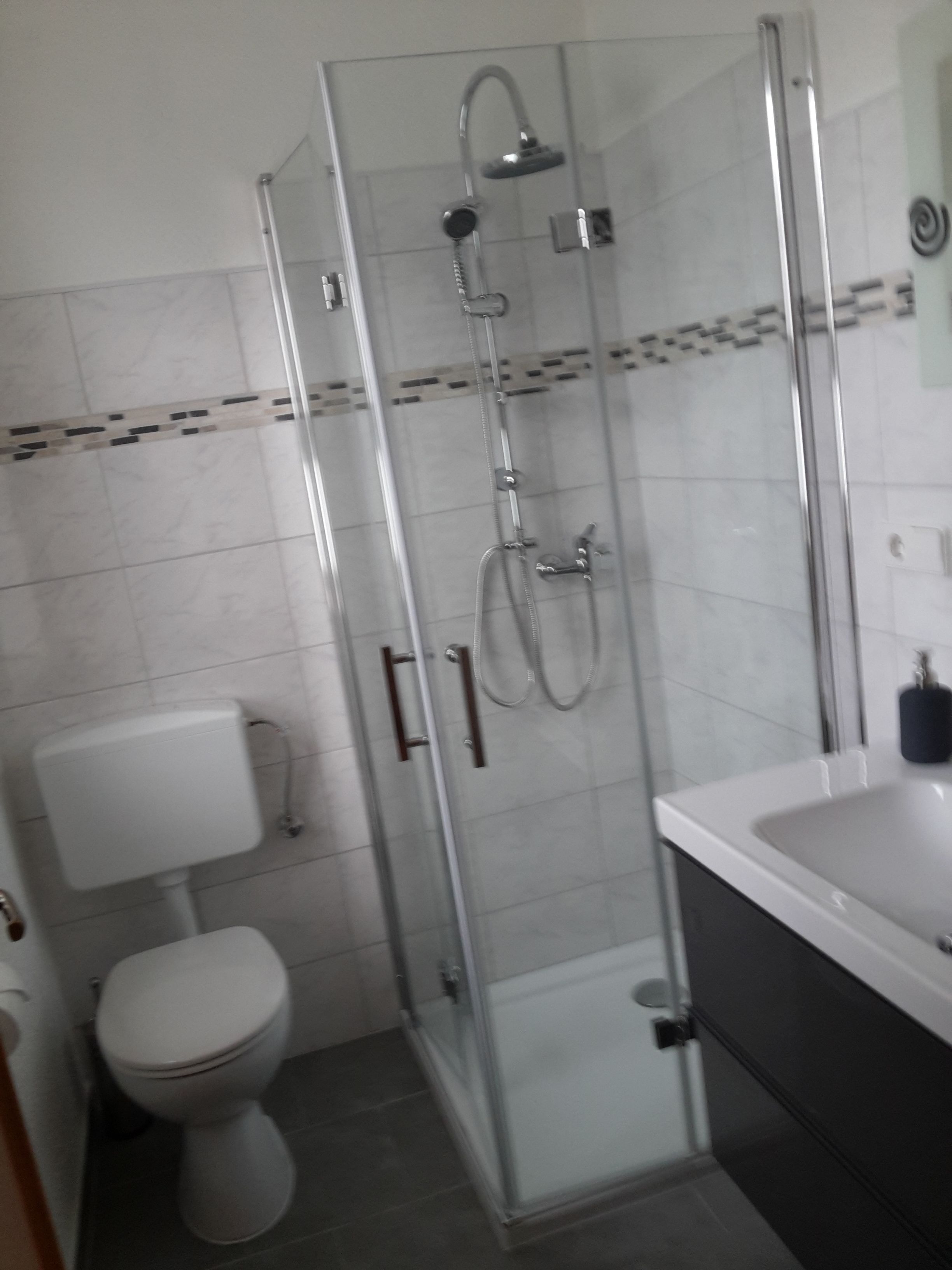 single room | bathroom | shower, towels