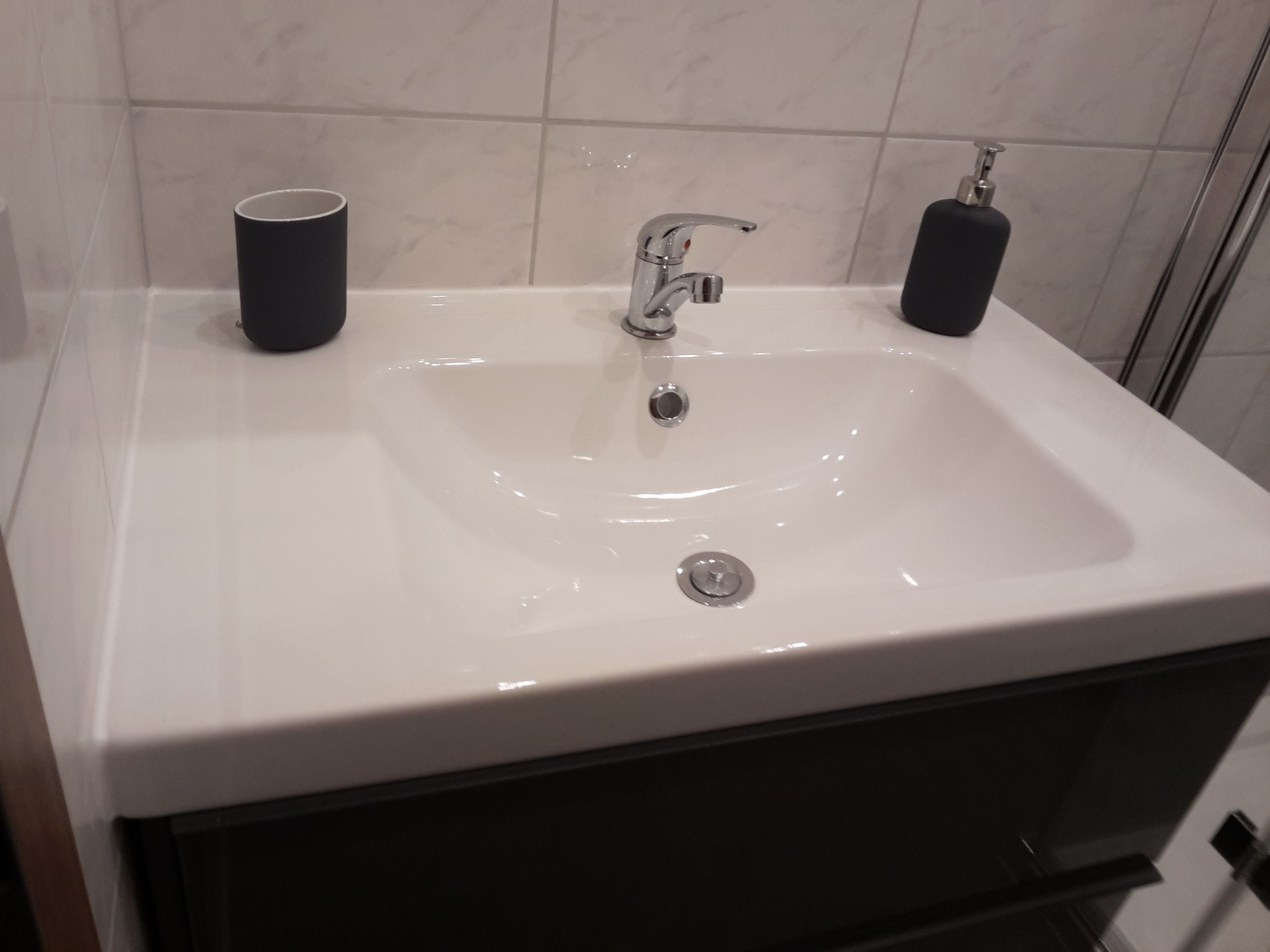 single room | bathroom | shower, towels