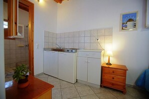 Refrigerador, parrilla de estufa y utensilios de cocina 