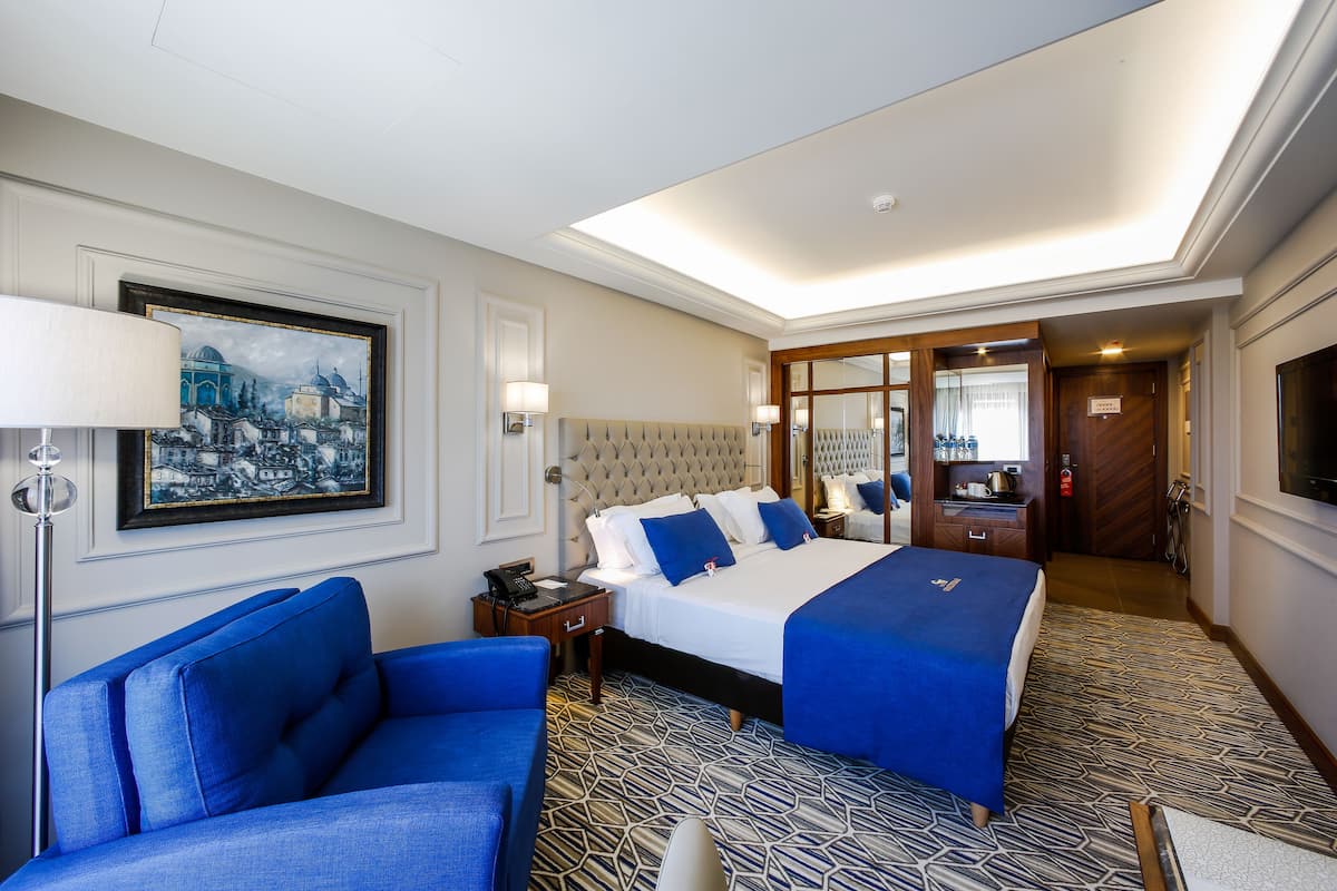 1 kamar tidur, minibar, didekorasi berbeda-beda, dan meja kerja