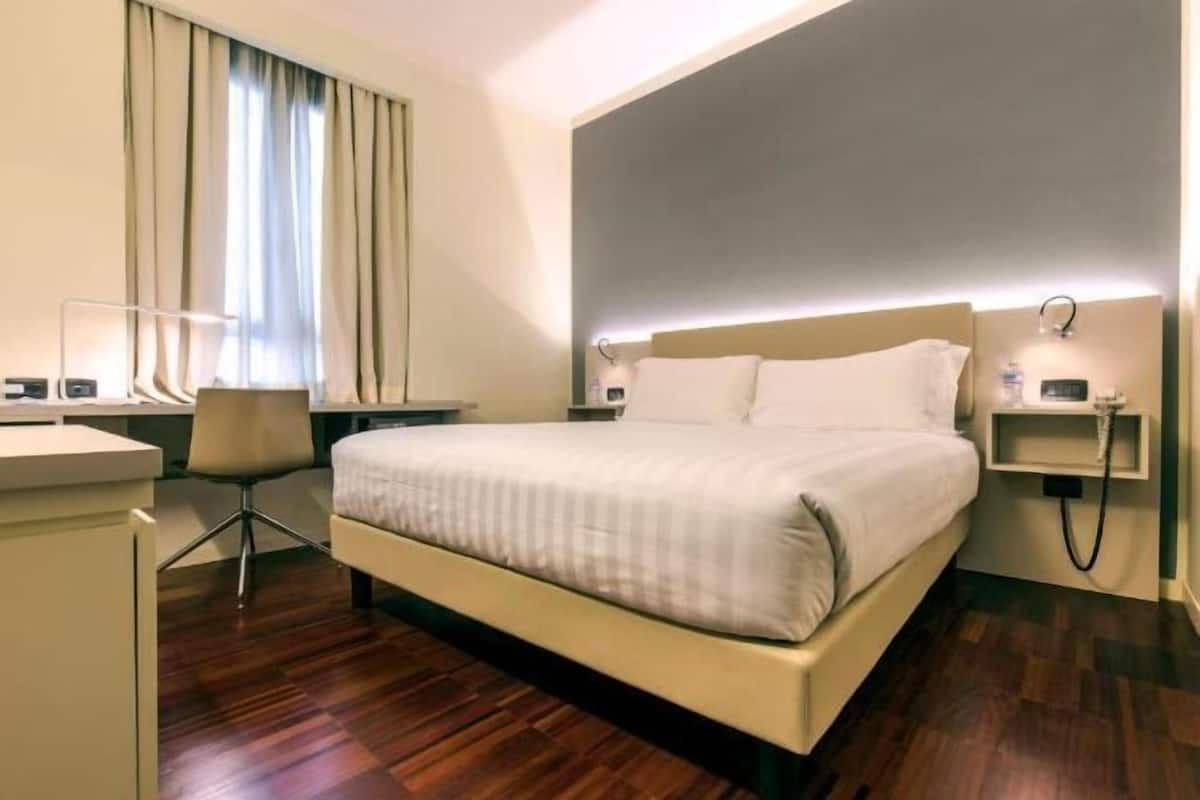 Premium bedding, down duvets, minibar, in-room safe