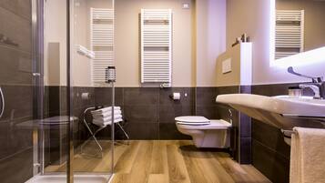 Camera tripla | Bagno | Soffione a pioggia, set di cortesia gratuito, asciugacapelli, bidet
