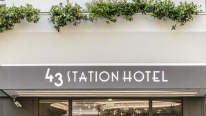 Fasaden på 43 Station Hotel, med receptionen synlig genom glasdörrarna.
