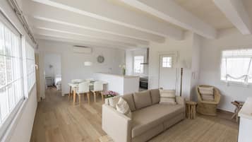 Apartamento, 2 habitaciones | Zona de estar | Smart TV de 43 pulgadas con canales por cable, una televisión