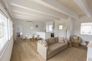 Apartment, 2 Schlafzimmer | Wohnbereich | 43-Zoll-Smart-TV mit Kabelempfang, Fernseher