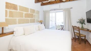 Habitación con 1 cama doble o 2 individuales | Baño | Artículos de higiene personal gratuitos, secador de pelo y zapatillas