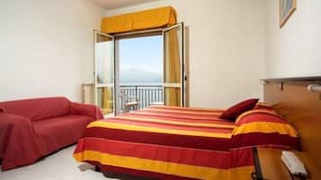 Habitación con 1 cama doble o 2 individuales, balcón, vistas al lago | Caja fuerte, escritorio, camas supletorias y wifi gratis