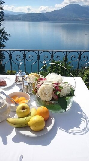 Petit déjeuner, déjeuner et dîner servis sur place