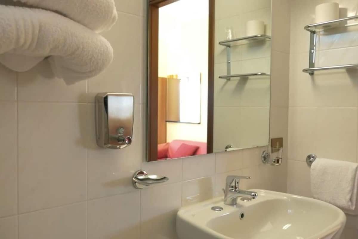 shower, rainfall showerhead, free toiletries, hair dryer