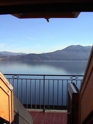 A balcony with a view of a lake and mountains. - Hotel La Rondinella (Cannero Riviera)
