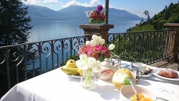 Petit déjeuner buffet (10 EUR par personne)