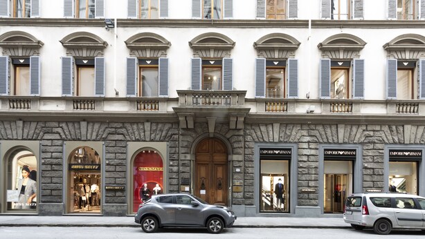 A building with multiple storefronts, including a visible Armani store. - Prestigia Rooms B&B Firenze (Florence)