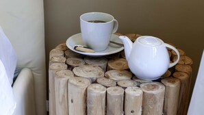 A white cup of coffee on a wooden stool with a teapot beside it. - Prestigia Rooms B&B Firenze (Florence)