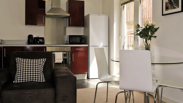 Apartamento, no piso térreo | Sala de estar | TV de tela plana
