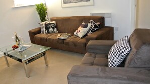 Apartamento, no piso térreo | Sala de estar | TV de tela plana