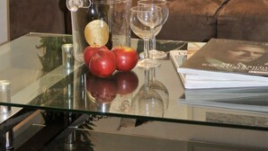 Apartamento, no piso térreo | Área de estar | TV de tela plana
