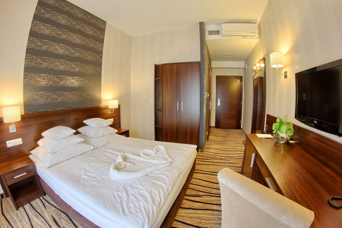 Desk, cribs (surcharge), WiFi (free)