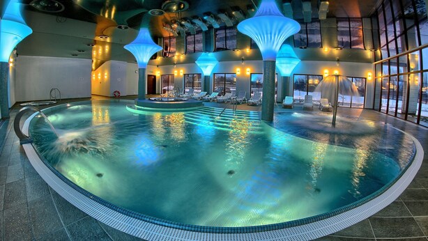 Piscine intérieure, accès possible de 10 h à 22 h, chaises longues