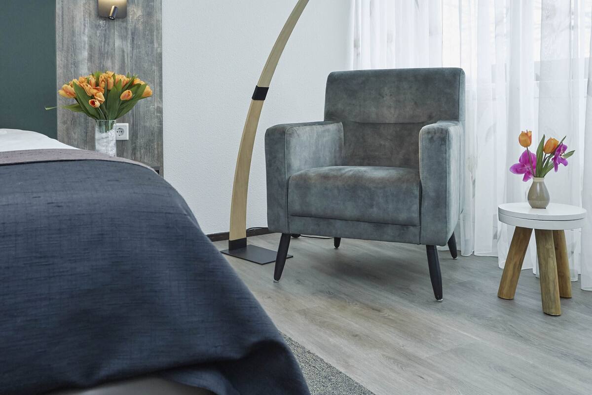 1 bedroom, hypo-allergenic bedding, blackout curtains, soundproofing