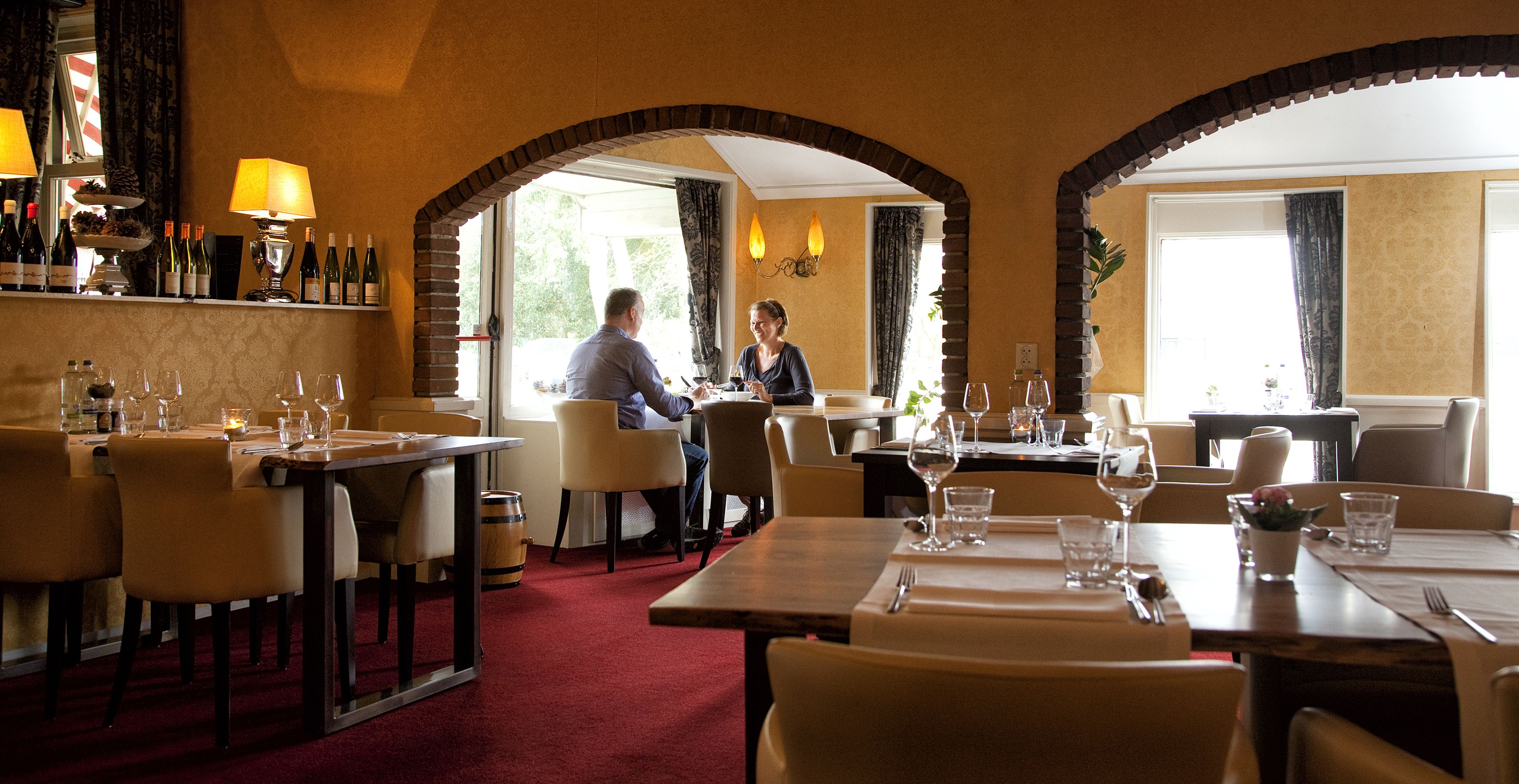 Déjeuner et dîner servis sur place, spécialités Cuisine française