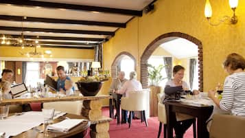 ランチ、ディナーに営業 (フランス料理)