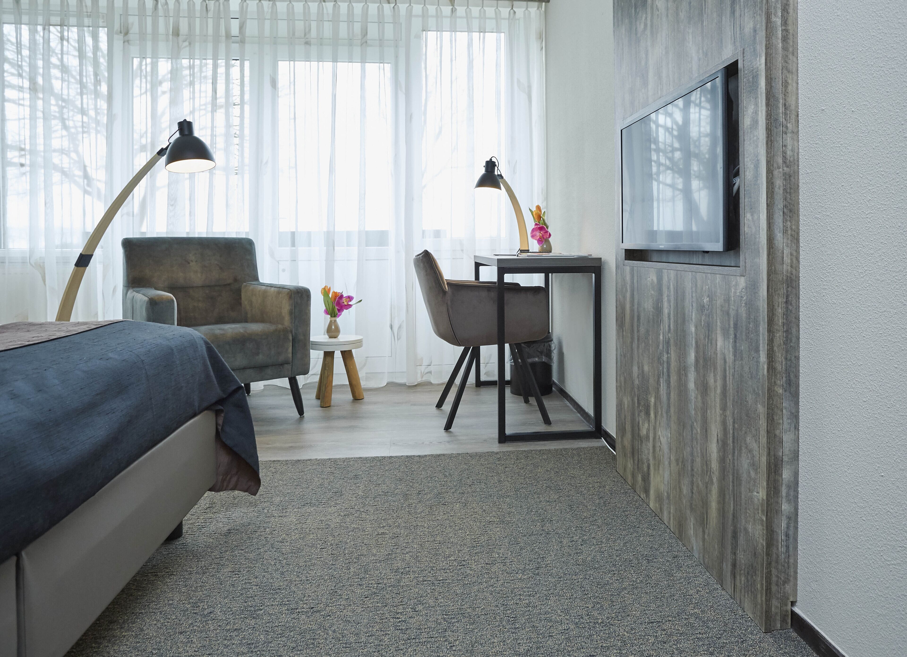 1 bedroom, hypo-allergenic bedding, blackout curtains, soundproofing