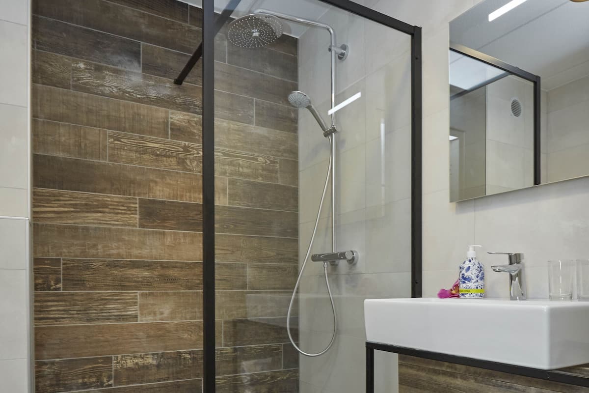 Dusche, Regendusche, kostenlose Toilettenartikel, Haartrockner