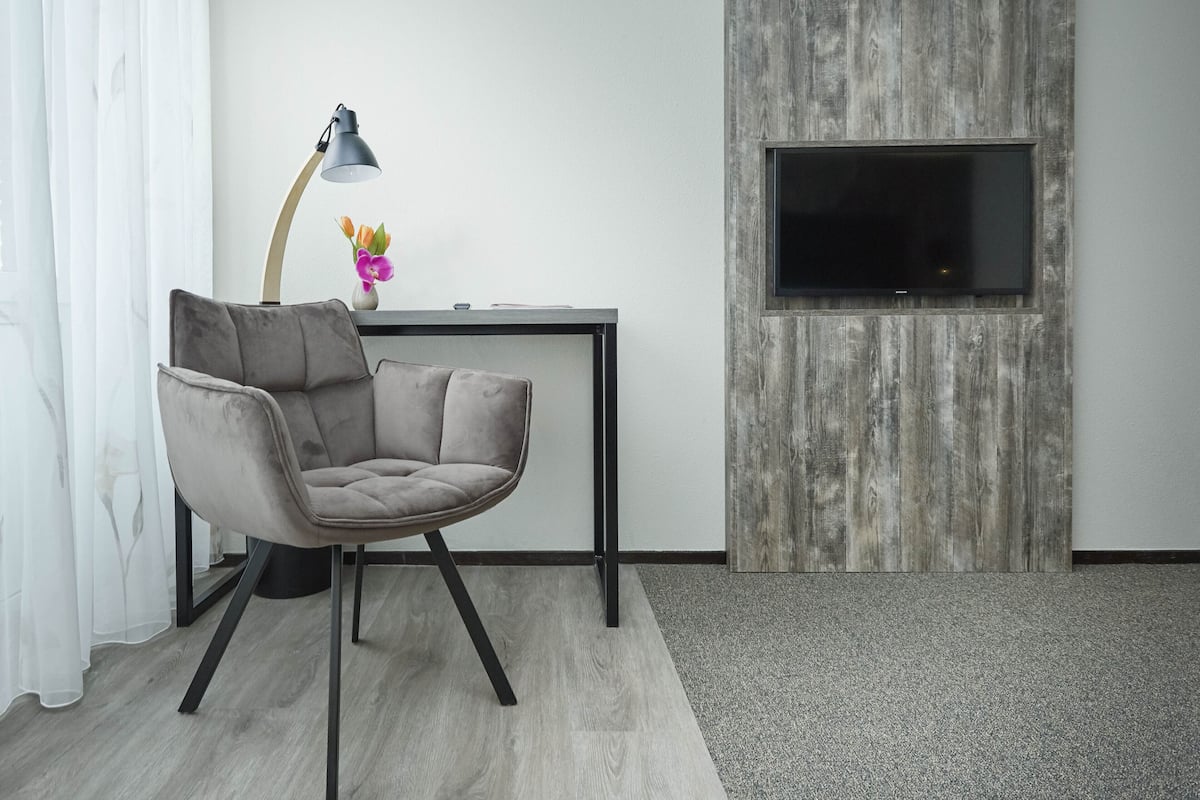 1 bedroom, hypo-allergenic bedding, blackout curtains, soundproofing