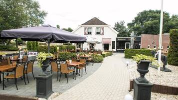 Se sirven almuerzos, cenas y cocina francesa