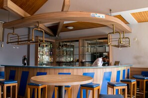 Bar en bord de piscine