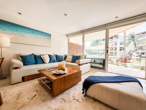 Apartment, Mehrere Betten, Poolblick (EG818 Elements Condos 2 Bedroom) | Wohnbereich | 55-Zoll-Flachbildfernseher mit Kabelempfang, LED-Fernseher