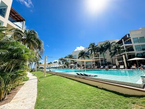 อพาร์ทเมนท์, หลายเตียง, วิวสระว่ายน้ำ (EG818 Elements Condos 2 Bedroom) | สระว่ายน้ำ | สระว่ายน้ำกลางแจ้ง เปิด 9:00 น. ถึง 20:00 น., ร่มริมสระว่ายน้ำ