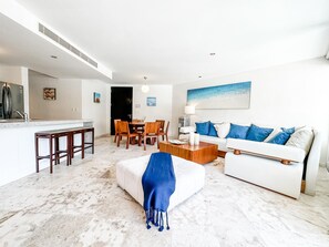 Apartment, Mehrere Betten, Poolblick (EG818 Elements Condos 2 Bedroom) | Wohnbereich | 55-Zoll-Flachbildfernseher mit Kabelempfang, LED-Fernseher