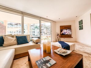 อพาร์ทเมนท์, หลายเตียง, วิวสระว่ายน้ำ (EG818 Elements Condos 2 Bedroom) | 1 ห้องนอน, ตู้นิรภัยในห้องพัก, พื้นที่ทำงานแบบใช้แล็ปท็อป, ผ้าม่านกันแสง