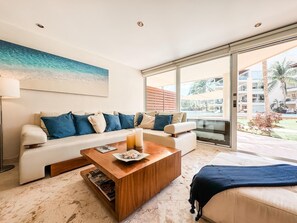 Apartment, Mehrere Betten, Poolblick (EG818 Elements Condos 2 Bedroom) | Wohnbereich | 55-Zoll-Flachbildfernseher mit Kabelempfang, LED-Fernseher