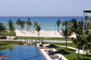 Apartment, Mehrere Betten, Poolblick (EG818 Elements Condos 2 Bedroom) | Pool | Außenpool, geöffnet von 09:00 Uhr bis 20:00 Uhr, Sonnenschirme