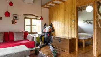 บ้านพักสำหรับครอบครัว (Casa da Azeitona) | บริเวณนั่งเล่น | เตาผิง, หนังสือ