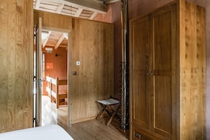 Superior House, 1 Bedroom (Estórias) | 1 bedroom, individually decorated, travel crib, free WiFi