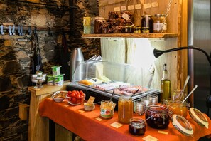 Daily buffet breakfast for a fee - Cerdeira - Home for Creativity (Lousa)