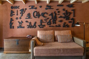 Superior House, 1 Bedroom (Estórias) | Living area | Fireplace, books - Cerdeira - Home for Creativity (Lousa)