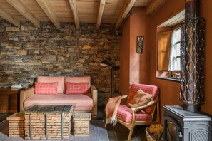 Superior House, 1 Bedroom (Sol) | Living area | Fireplace, books - Cerdeira - Home for Creativity (Lousa)