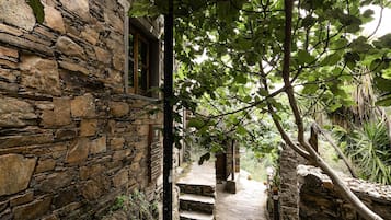 Comfort House, 1 Bedroom (Janela) | 1 bedroom, individually decorated, travel crib, free WiFi